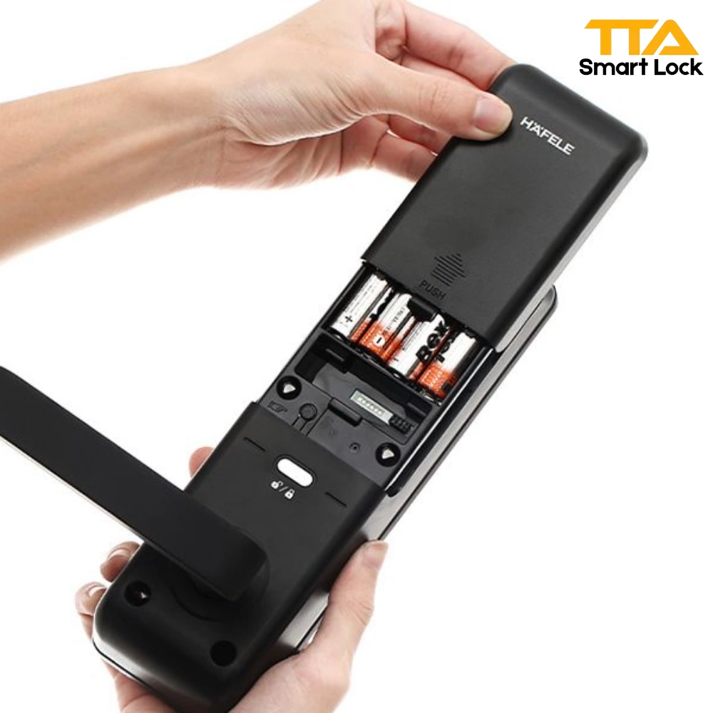 Nhận biết khóa cửa điện tử sắp hết pin và cách xử lý an toàn